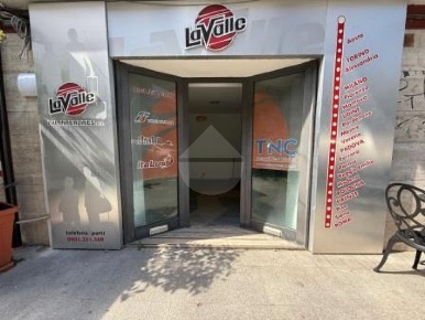 Foto Negozio in Corso Luigi Fera, Cosenza Centro di 31 m² con 1 locali