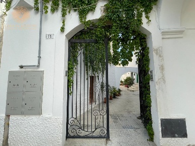 Foto Appartamento a Alessano Centro di 100 m² con 5 locali in vendita