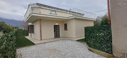 Foto Casa indipendente a Massa Centro di 180 m² con 6 locali in vendita