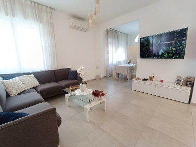 Foto Appartamento a Carrara Marina di Carrara di 99 m² con 4 locali