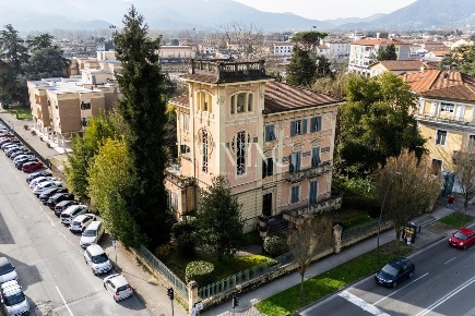 Foto Appartamento a Lucca San Concordio di 184 m² con 8 locali in vendita