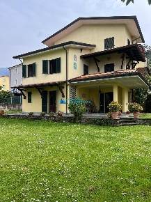 Foto Villa bifamiliare a Montignoso Zona Collinare Palatina di 180 m²