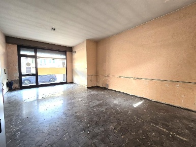 Foto Locale commerciale a Colle di Val d'Elsa Colle Bassa, Via Gramsci