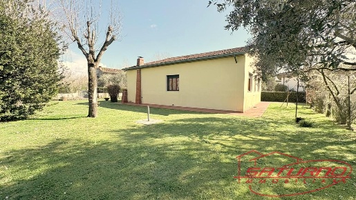 Foto Villa unifamiliare a Lucca Mugnano di 150 m² con 5 locali in vendita