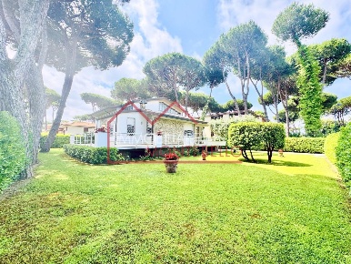 Foto Villa unifamiliare a Pietrasanta Camaiore Paese di 260 m² in vendita