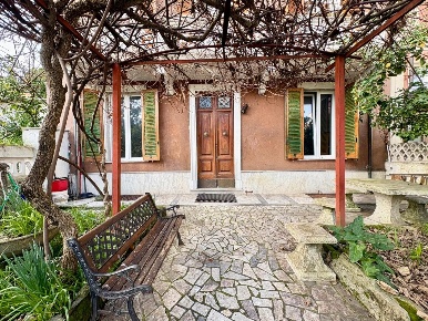 Foto Villa unifamiliare a Massa Centro di 220 m² con 9 locali in vendita