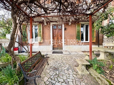 Foto Villa unifamiliare a Massa Centro di 220 m² con 9 locali in vendita