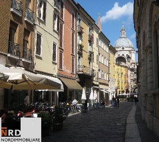 Foto Locale commerciale in VIA ROMA, Mantova Centro di 110 m² con 1 locali