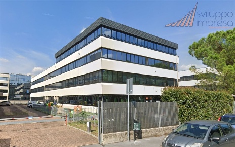 Foto Ufficio in Via Cadorna, Vimodrone di 300 m² con 8 locali in affitto