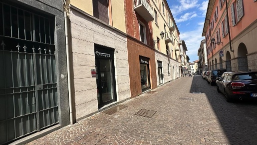 Foto Negozio in via fratelli cairoli, Lecco Centro di 60 m² con 1 locali