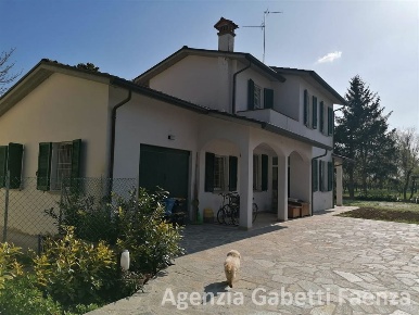 Foto Casa indipendente a Faenza di 200 m² con 5 locali in vendita