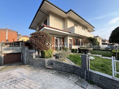 Foto Villa bifamiliare in via san maurizio al lambro, Brugherio Centro