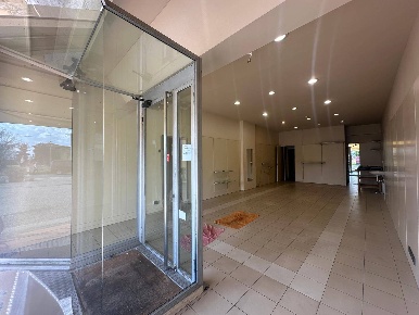 Foto Attività commerciale in via pesciatima 15, Capannori di 120 m²