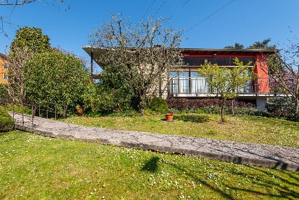 Foto Villa unifamiliare in Via Lecco 6, Curno di 330 m² con 6 locali