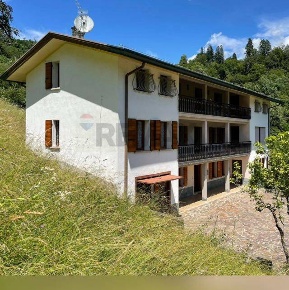 Foto Casa indipendente in Via Ciess 9, Lamon di 300 m² con 10 locali