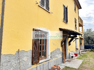 Foto Villa unifamiliare in Via Federigi, Seravezza di 175 m² con 8 locali