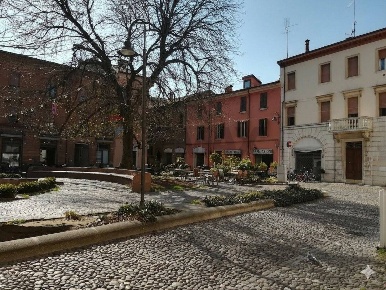 Foto Negozio a Ferrara Centro Storico di 63 m² con 2 locali in vendita