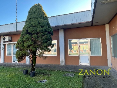 Foto Locale commerciale in Via Giovanni XXXIII, Corno di Rosazzo di 115 m²