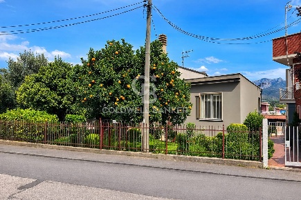 Foto Casa indipendente in Via Monte Tortona, Gaeta di 150 m² con 2 locali