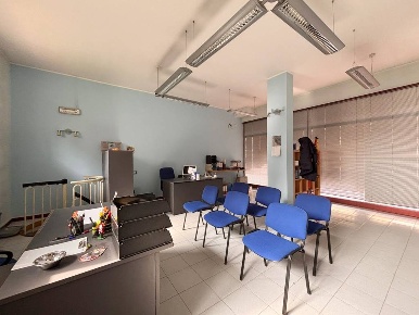 Foto Locale commerciale a Nova Milanese di 110 m² con 3 locali in affitto