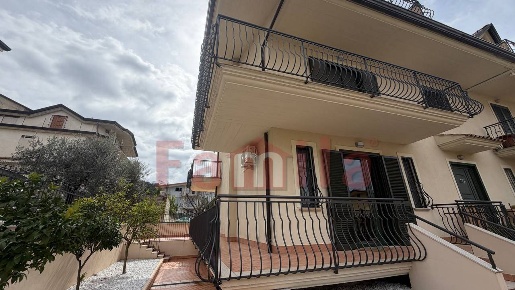 Foto Villa unifamiliare a Quadrelle di 210 m² con 6 locali in vendita