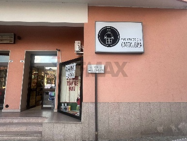 Foto Attività commerciale in piazza Vittorio Veneto 10, Laveno-Mombello