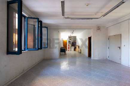 Foto Locale commerciale in Via Paolo Marzi 12, Modugno di 500 m² in vendita