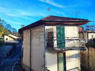 Foto Appartamento in Via De Bernardi 4, Besozzo Centro di 100 m² in vendita