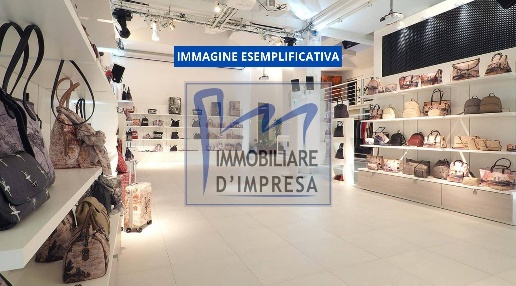 Foto Negozio in Strada Giuseppe Mazzini, Parma Centro Storico di 140 m²