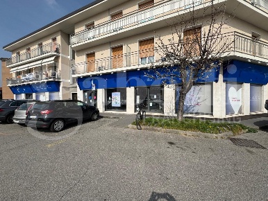 Foto Negozio in Viale I Maggio 1, Garbagnate Milanese Centro di 400 m²