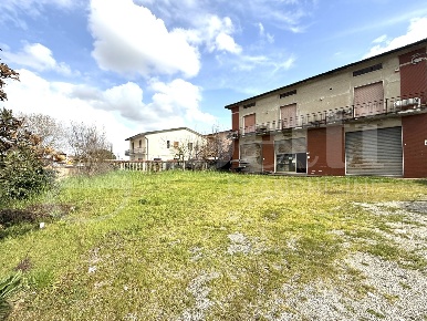 Foto Negozio a Santa Maria a Monte di 235 m² con 2 locali in affitto