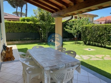 Foto Villa unifamiliare a Pietrasanta di 120 m² con 3 locali in affitto