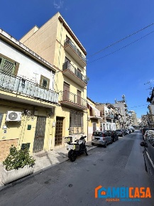 Foto Appartamento in Via Conceria, Palermo Cruillas di 125 m² con 4 locali