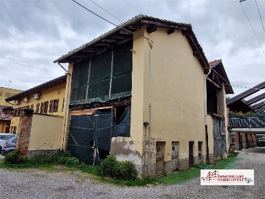 Foto Magazzino in Via Cavour, Cornaredo Centro di 65 m² con 2 locali