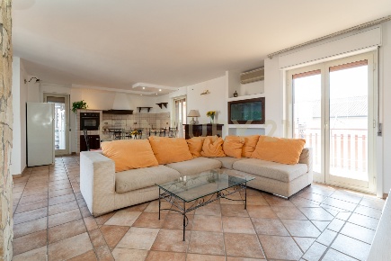 Foto Attico in Via Finocchiari 12, Aci Catena Centro di 131 m² con 5 locali