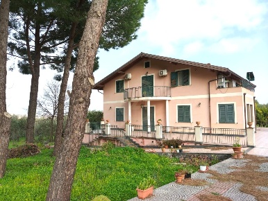 Foto Villa unifamiliare a Aci Sant'Antonio di 319 m² con 8 locali