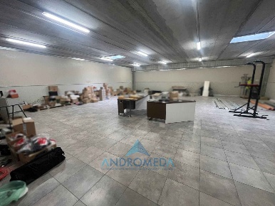 Foto Capannone industriale a Arzano di 720 m² con 5 locali in affitto