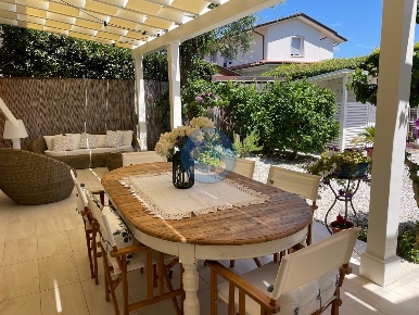 Foto Villa unifamiliare a Pietrasanta di 100 m² con 6 locali in affitto