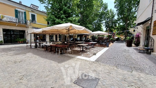 Foto Locale commerciale a Cervia di 200 m² in vendita