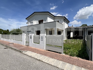 Foto Villa bifamiliare a Fossò di 196 m² con 5 locali in vendita