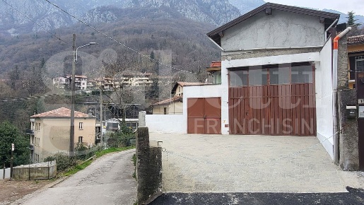 Foto Laboratorio in Via Guggiarolo 1, Lecco Laorca di 50 m² con 1 locali