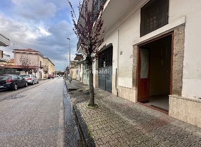 Foto Negozio in Via Leonardo Da Vinci 39, Acerra Centro di 45 m² in affitto