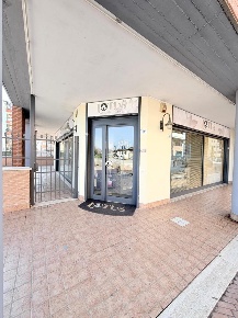 Foto Attività commerciale in Via DELLE REGIONI 62, Aprilia Centro di 70 m²