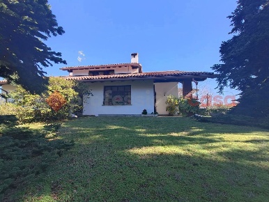 Foto Villa singola in Via sant'antonio 75, Parabiago di 220 m² con 5 locali