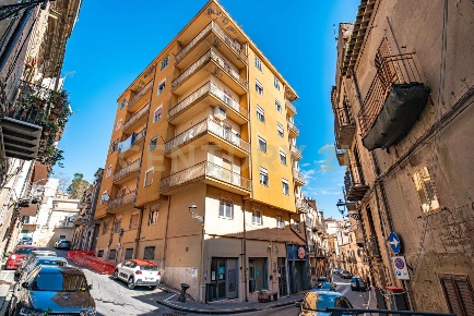 Foto Appartamento in Via Roma 135, Enna Centro di 133 m² con 6 locali