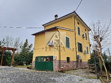 Foto Villa singola a Lucca di 240 m² con 8 locali in vendita