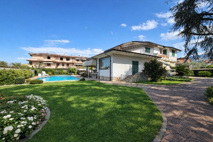 Foto Villa unifamiliare a Carrara di 300 m² con 19 locali in vendita