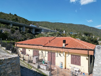 Foto Villa unifamiliare in Strada Curtasse 14, Bordighera di 274 m²