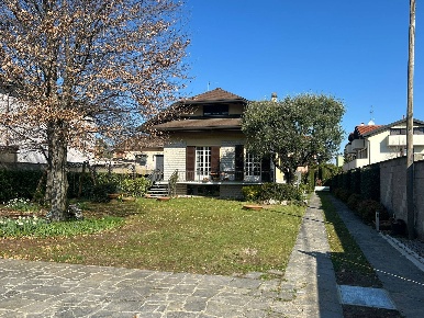 Foto Villa unifamiliare a Solbiate Olona di 260 m² con 6 locali in vendita