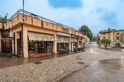 Foto Negozio in Via Mazzini 63, Sale Marasino Centro di 70 m² con 1 locali